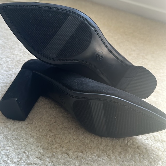New in Box Black Suede Pumps size 8 - Picture 3 of 5